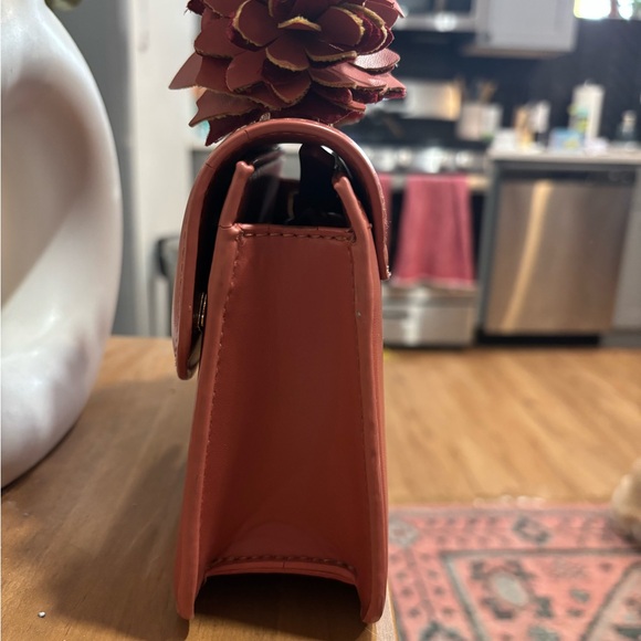 Elegant Coral Handbag with Floral Handle - Picture 2 of 3